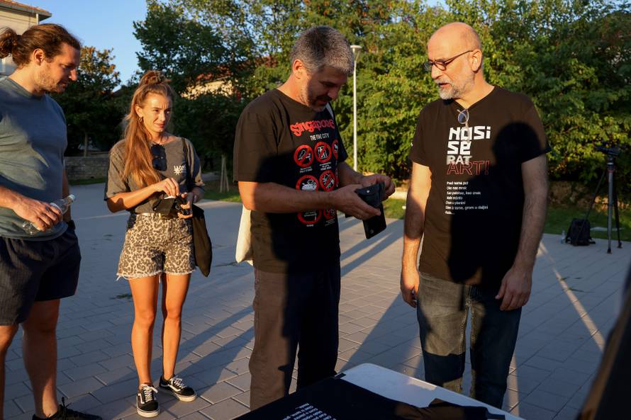 Benkovac: Organizatori benkovačkog festivala "Nosi se" koji je odgođen nakon prosvjeda branitelja održali mirni prosvjed