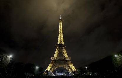 Zbog snažnog vjetra zatvorili Eiffelov toranj, parkove, groblja