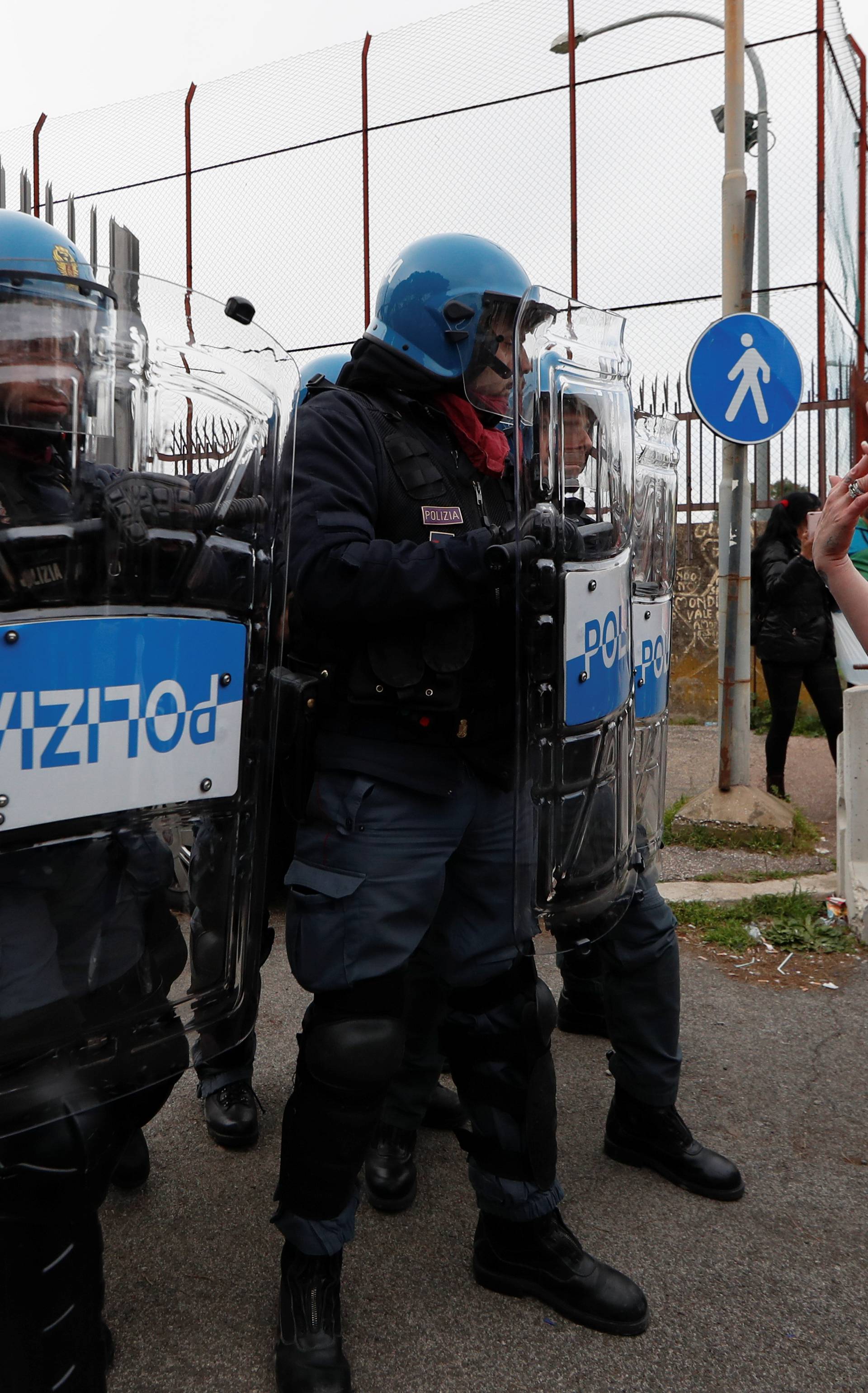 Totalni kaos u Italiji: Ispred zatvora mlate se s policijom
