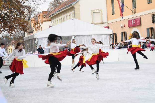 Na otvorenju klizališta u Bjelovaru glavna atrakcija bili su zagrebački klizači i bjelovarski hokejaši