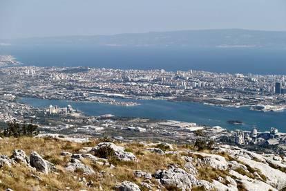 Pogled iz zraka na Kaštelanski zaljev vodi nas na jug Hrvatske