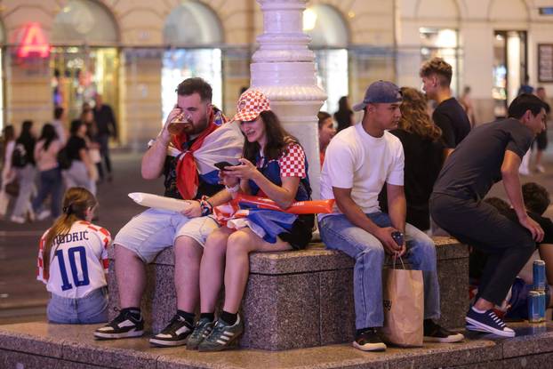 Zagreb: Navijači se okupljaju na Trgu uoči početka utakmice Hrvatske i Gane