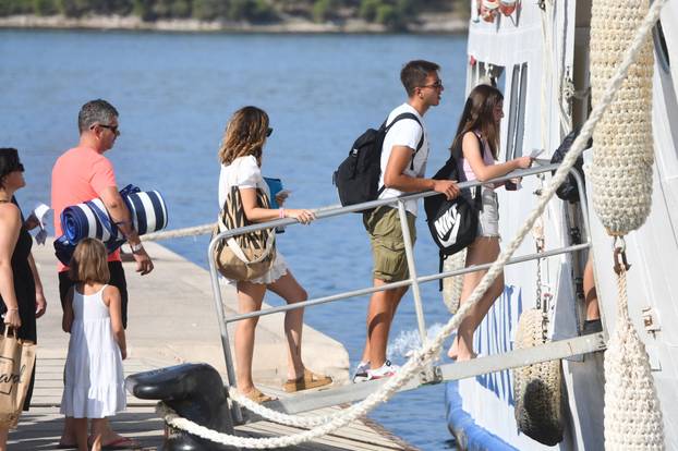 Šibenik: Spas od vru?ina mnogi su odlu?ili potražiti na otocima 