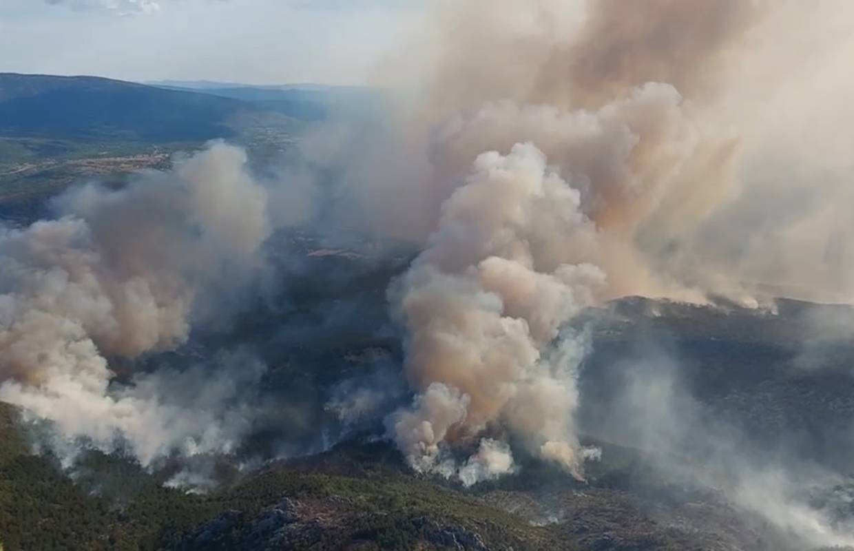 VIDEO Požar danima 'guta' Dinaru: 'Situacija nije dobra, riječ je o velikoj vatrenoj liniji'
