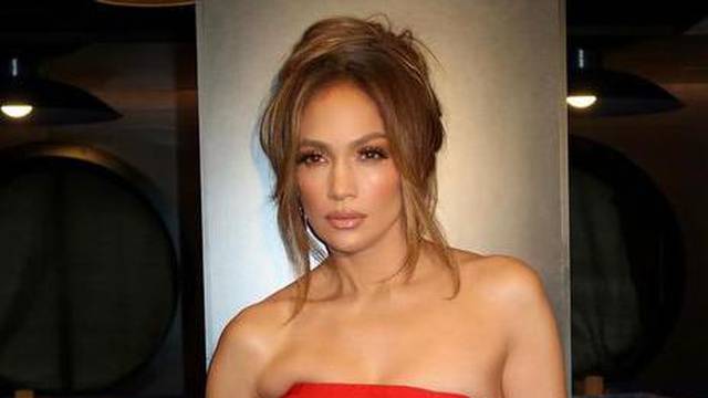 Jennifer Lopez pozirala u haljini golih ramena a fanovi joj jednu stvar zamjerili: Otkad ti piješ?