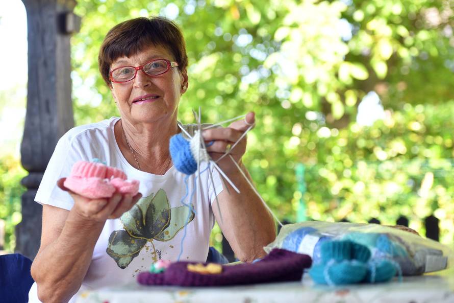 Frkanovec: Julijana Zadravec plete papučice 