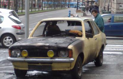 Vozač parkirao automobil koji mu se zapalio u vožnji