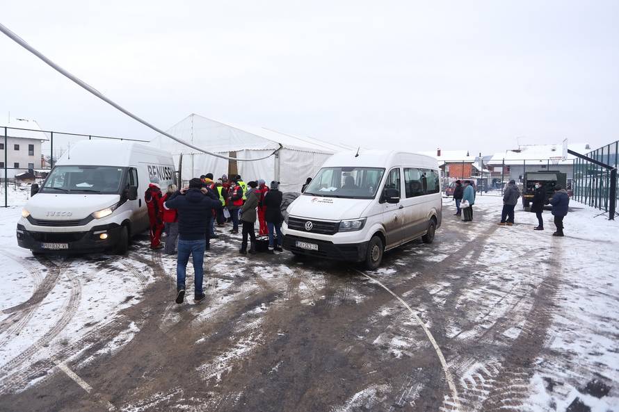 Djelatnici tvrtke Pleter gradjanima hranu dijele na novoj lokaciji u Petrinji
