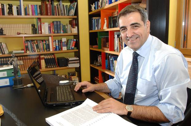 Zagreb: Predsjedni?ki kandidat Nadan Vidoševi? u uredu svoje ku?e