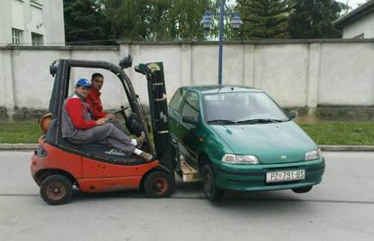 'Pauk' viljuškar odvezao automobil koji se pokvario 