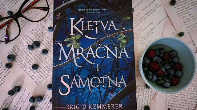 'Kletva, mračna i samotna' Brigid Kemmerer je moderna obrada bajke 'Ljepotica i zvijer'