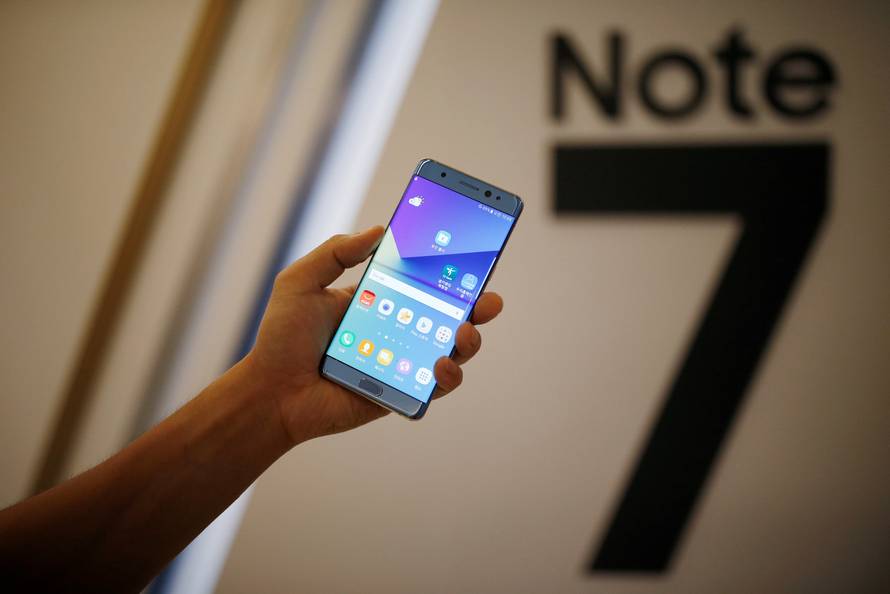 A model poses for photographs with a Galaxy Note 7 new smartphone during its launching ceremony in Seoul