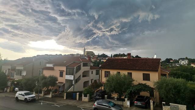 Nestvarno nebo, tuča i 'rijeka' ispred kuće u Vrsaru: 'Krenulo je odjednom, bilo je baš gadno'