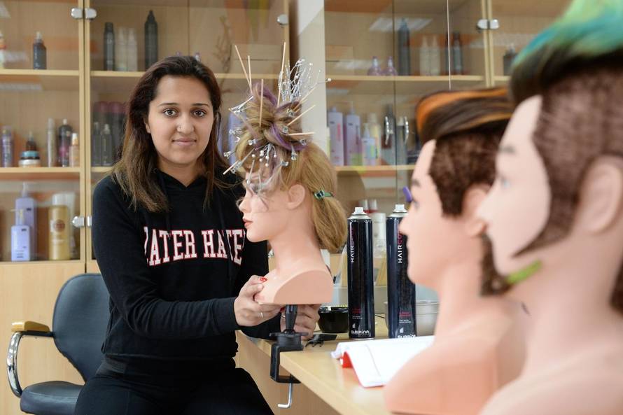 Najbolji dolaze u Zagreb: Ivana radi čuda s češljem i škarama