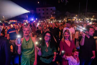Vela Luka: Tisuće okupljenih na koncertu "Trag u beskraju" u čast Oliveru Dragojeviću