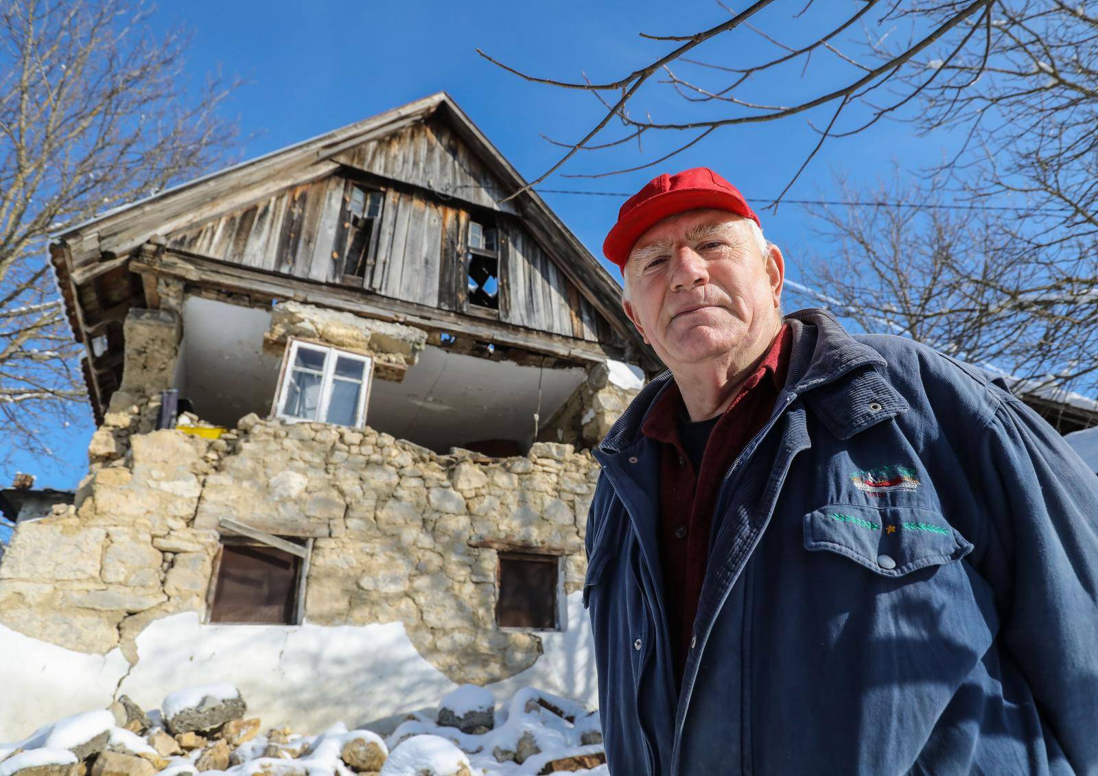 Draganu (68)  iz Buzeta kraj Gline kuću doslovno drži prozor: 'Ako on pukne, ode i moj dom...'