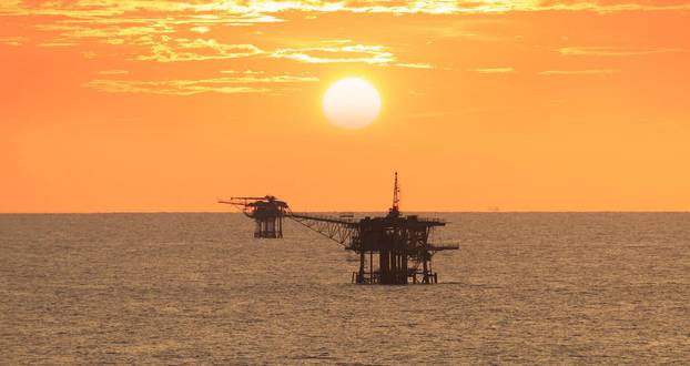 Offshore,Platform,In,The,Middle,Of,The,Ocean,With,Beautiful
