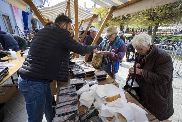 Osijek: Tradicionalna podjela blagdanskog fiš paprikaša na Trgu Svetog Trojstva