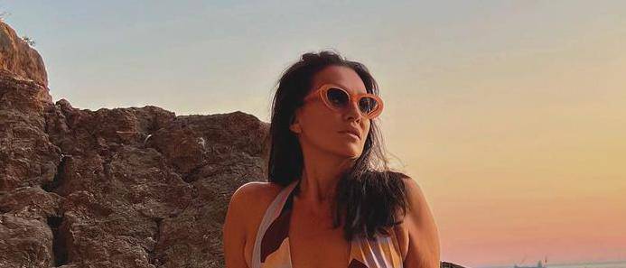 Nina Badrić sunča se na plaži u bikiniju ultra dubokog dekoltea, a Rozga joj piše: 'Ti si kraljica'