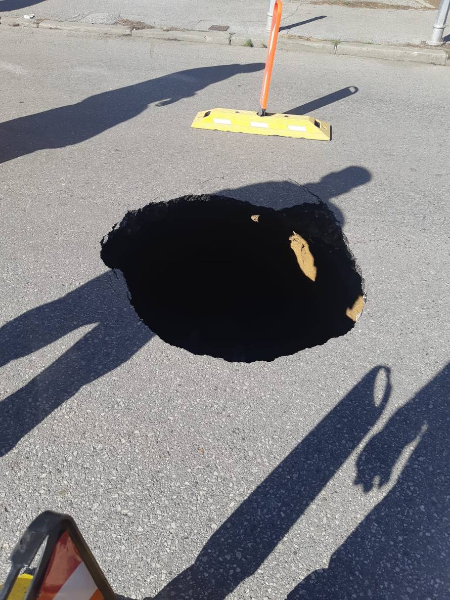 Video: Propao je dio ulice u Maksimiru, policija sve ogradila