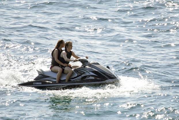 ARHIVA - Dubrovnik, 2009. Luka Modri? uživao s djevojkom Vanjom Bosni? na jet skiju