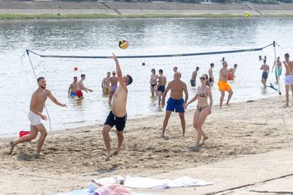 FOTO Spas od paklenog vala mnogi su potražili u rijekama i morima: Plaže krcate turistima