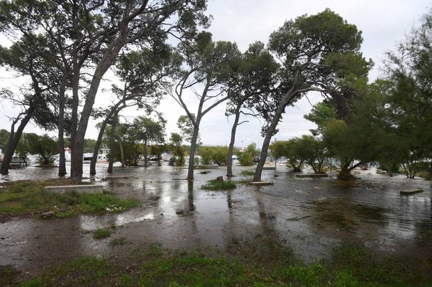 Šibenik: Jako jugo i plima poplavili Jadriju 