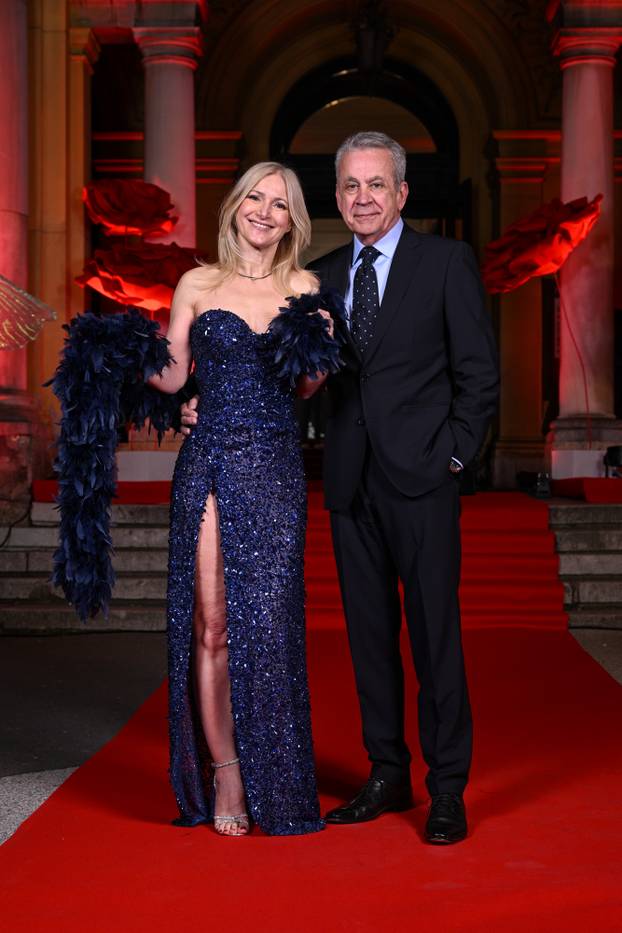 Zagreb: Dolazak uzvanika na dodjelu medijske nagrade "Večernjakova ruža" u Hrvatskom narodnom kazalištu