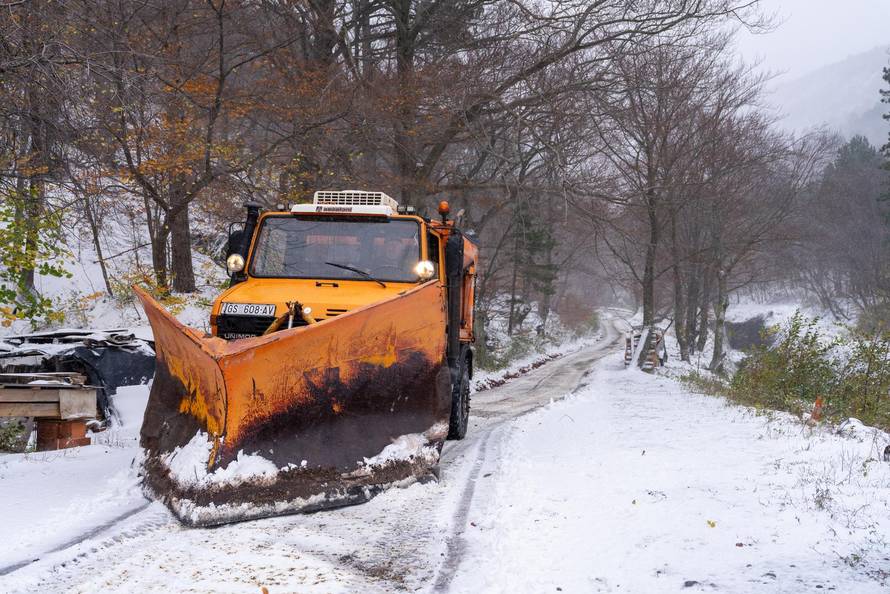 Vratnik: Bura i snijeg na cesti između Vratnik i Senja, cesta otvorena samo za osobna vozila