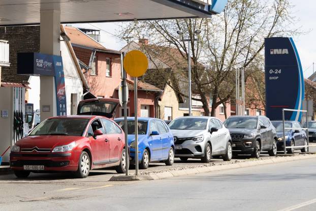 Osijek: Gužve na benzinskim postajama uoči najavljenog poskupljenja goriva