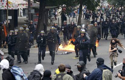 Protivnici radnih reformi izašli na ulice i sukobili se s policijom