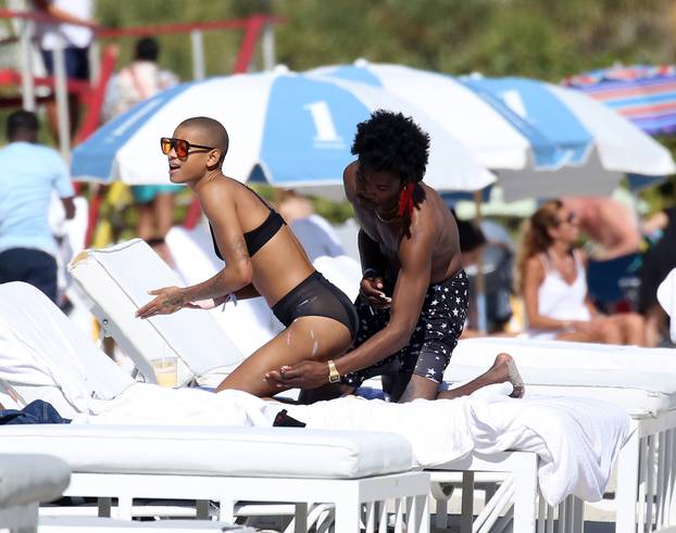 ** PREMIUM EXCLUSIVE ** AGREE FEE ** Willow Smith in a black bikini having fun on the beach in Miami with DE