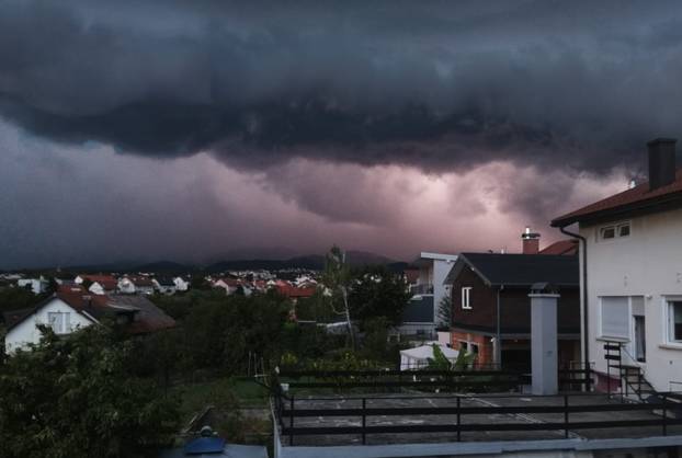 FOTO Crni oblaci zamračili nebo nad Zagrebom: 'Snažan vjetar mi je sve razbacao na balkonu'