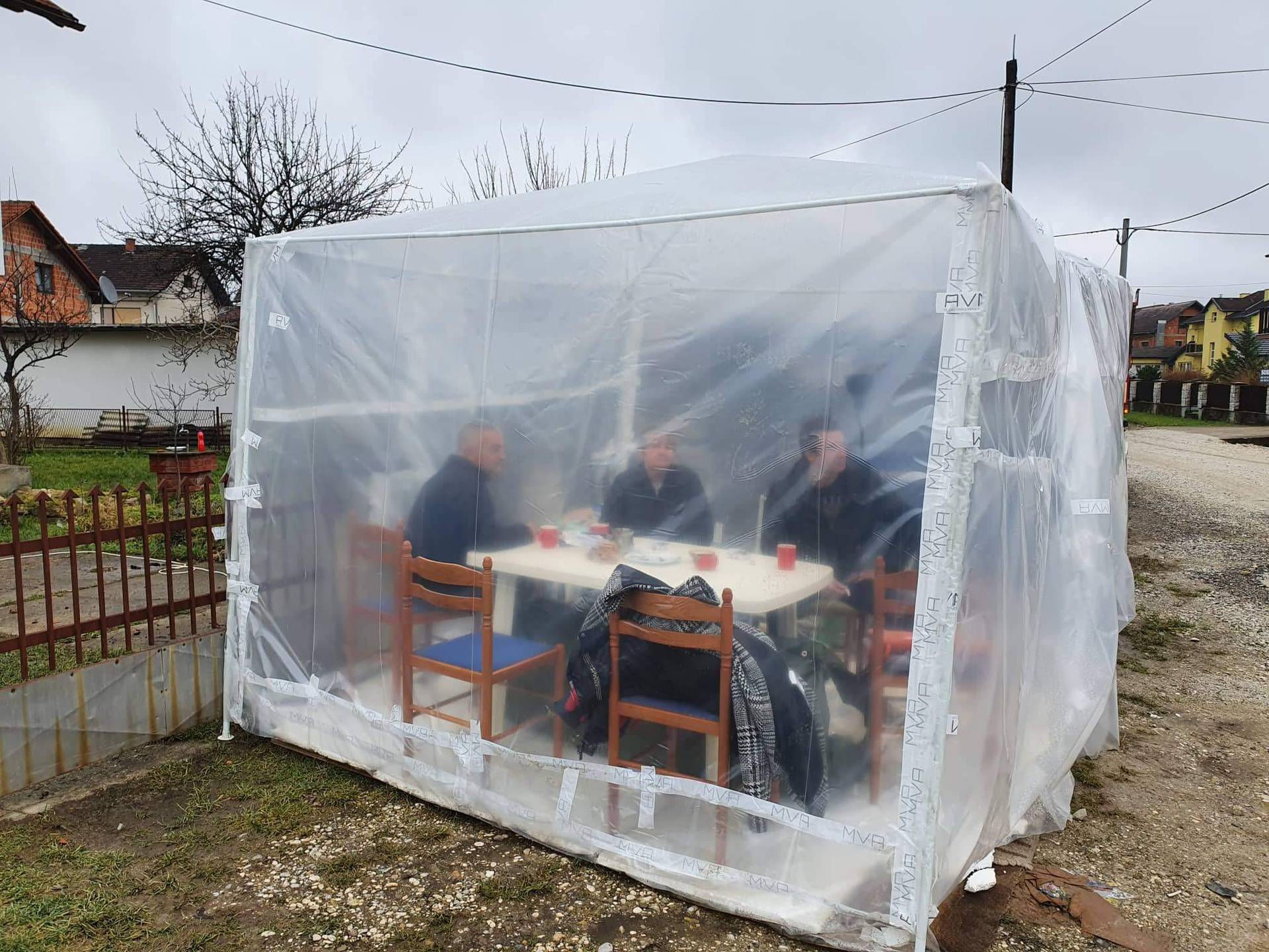Obitelj šest dana živi u šatoru: 'Evo, susjedu preko puta su dovezli kućicu, a nama ništa'
