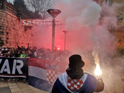 FOTO Pogledajte najveći korteo hrvatskih navijača iz srca Splita!