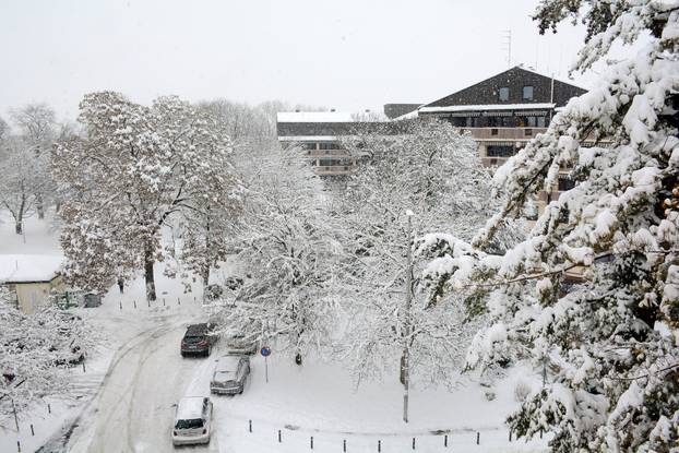 Snijeg je prekrio Sisak 