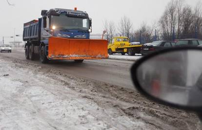 U Zagrebu ceste prekrio snijeg; u Lici nema struje