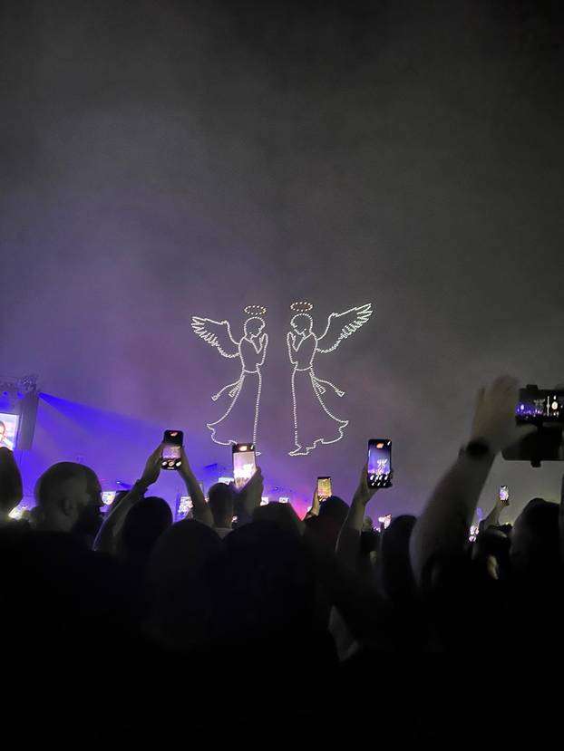 FOTO/VIDEO Spektakl na nebu: Dronovi formirali križ, Gospu...