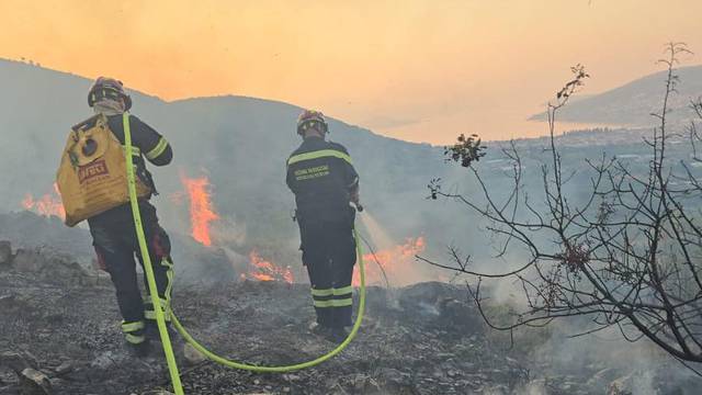 Kod Segeta Gornjeg dosad je izgorjelo više od 35 hektara, s vatrom se bori 66 vatrogasaca