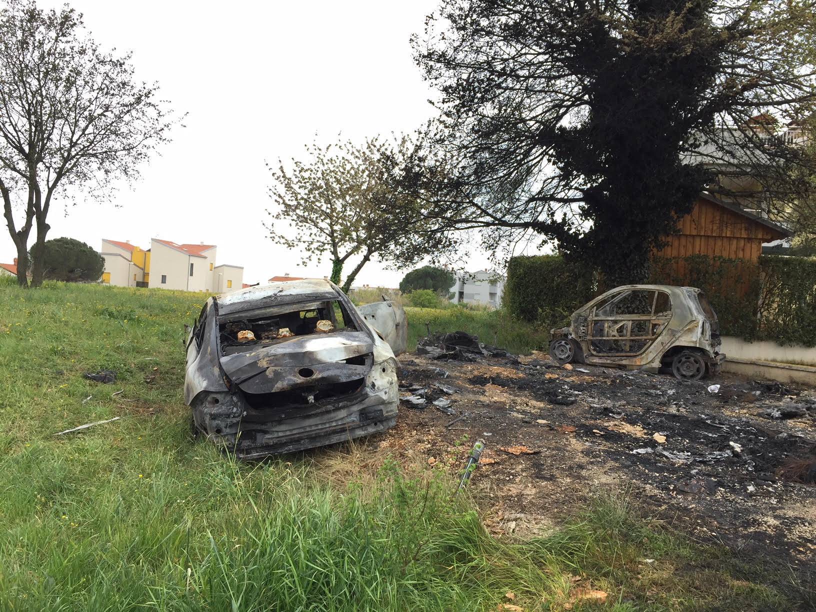 Požar u Novigradu podmetnut: Planuo Mercedes, onda i Smart