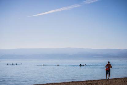 FOTO Vrući dani u Omišu: Bablje ljeto vratilo ljude na plaže!