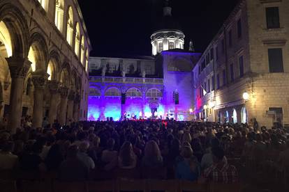 Stotine obožavatelja uživalo je u pjesmama najboljih klapa