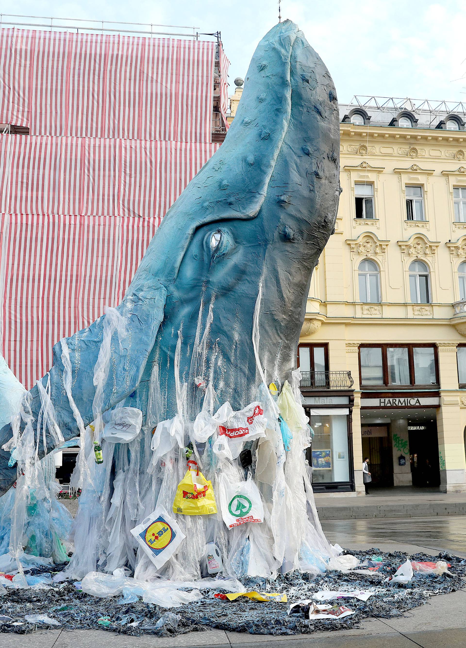 Zagreb: Greenpeace doveo kitove na JelaÄiÄev trg