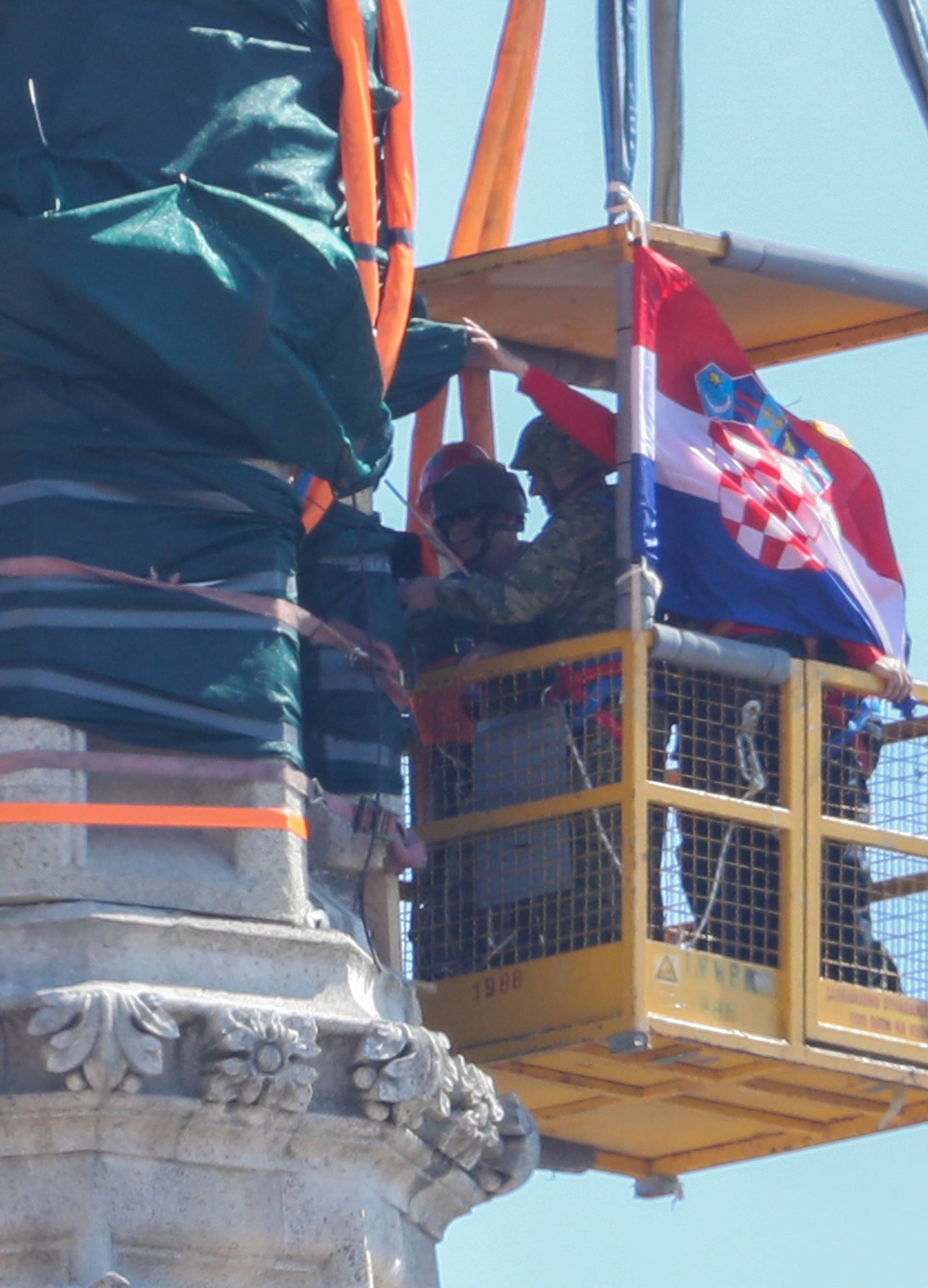 Zagreb: Vojska postavlja eksploziv na sjeverni toranj katedrale