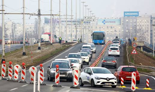 Veće gužve nema, ali pješake i bicikliste ostavili su bez puta