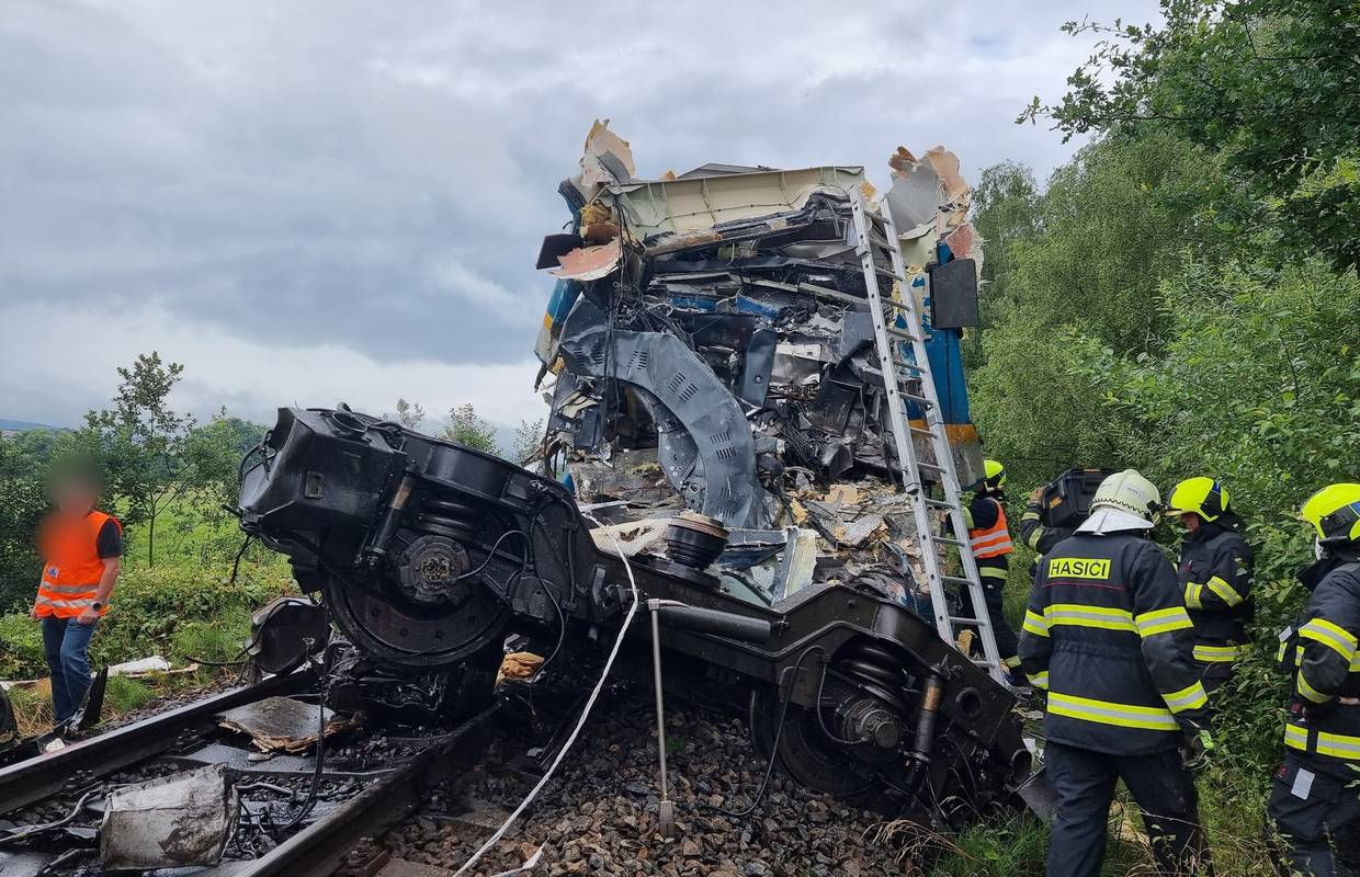 Užas u Češkoj: U sudaru vlakova poginulo troje, deseci ozlijeđeni