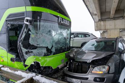 Smrskani bus i pet automobila u lančanom sudaru. Pogledajte fotografije nesreće kod Gospića