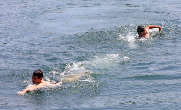 Karlovac: Spas od vrućina mnogi su potražili u rijeci Korani