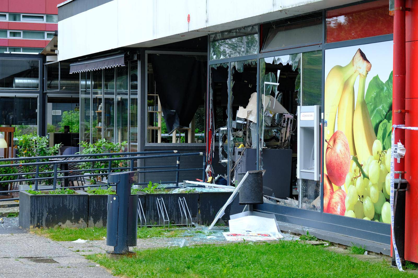 Detonacija u noći uzbunila građane, oglasila se i policija: 'Digli su bankomat u zrak'