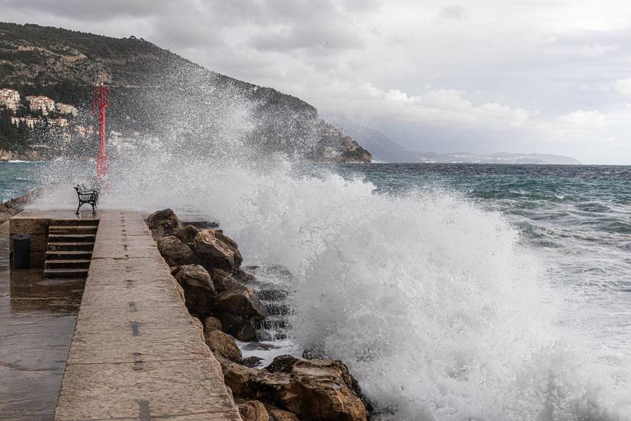 Dubrovnik: Potraga za tijelom muškarca kojeg su povukli valovi je obustavljena